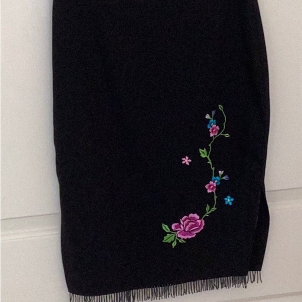 VINTAGE, GUESS COLLECTION, BLK LIGHT WEIGHT WOOL SKIRT WITH BEAUTIFUL DETAILS